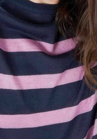 Pull en maille bleu marine avec des rayures roses horizontales, doté d'un col montant et d'une texture douce. Les rayures varient en largeur pour un intérêt visuel.