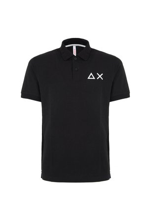 Polo nero realizzato in cotone, con colletto a camicia, maniche corte e loghi geometrici bianchi sul lato sinistro del petto.