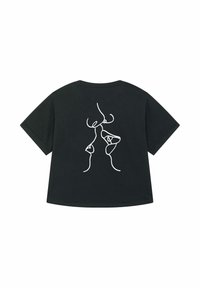 Černé bavlněné tričko s volným střihem. Na zadní straně se nachází minimalistický bílý liniový kresba znázorňující abstraktní postavy. Krátké rukávy.