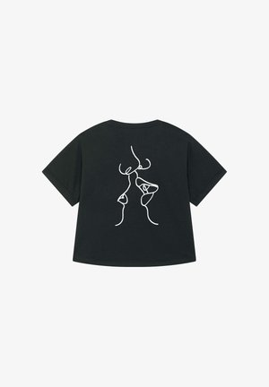 Črna bombažna majica s sproščenim krojem. Na hrbtni strani ima minimalistično belo risbo, ki prikazuje abstraktne figure. Kratki rokavi.