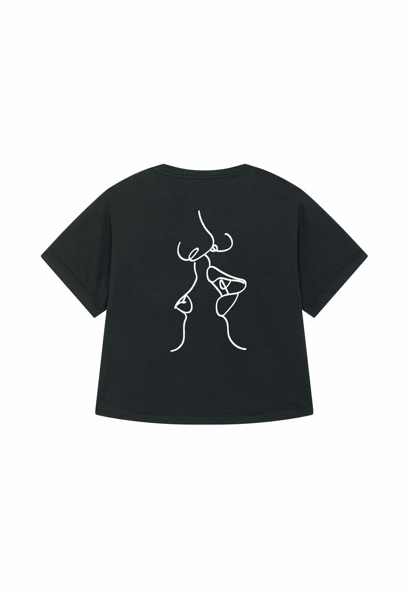 Černé bavlněné tričko s volným střihem. Na zadní straně se nachází minimalistický bílý liniový kresba znázorňující abstraktní postavy. Krátké rukávy.