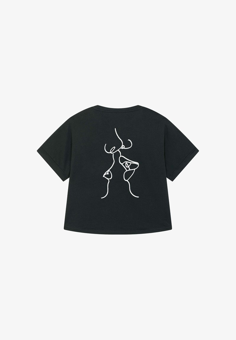 Crna pamučna majica s labavim krojem. Ima minimalistički bijeli crtež na leđima koji prikazuje apstraktne figure. Kratki rukavi.
