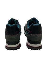 Sneaker neri e grigi con accenti color turchese, dotati di una tomaia in suede testurizzato, colletto imbottito e suola in gomma multi-strato.