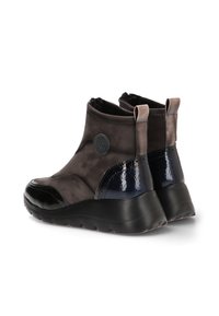 Botines gris de ante con un acento de charol azul marino brillante. Presentan una punta redondeada y una suela gruesa de goma negra.