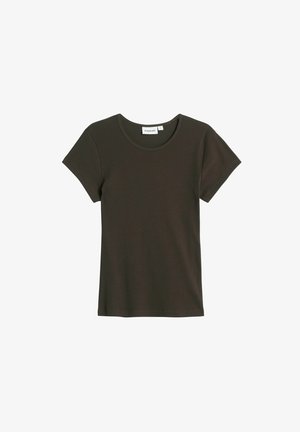 Tummanvihreä lyhythihainen t-paita, joka on valmistettu pehmeästä ribbikankaasta. Paidan kaulus on pyöreä ja leikkaus on rento, ja siinä on vain vähän ompelutietoja.