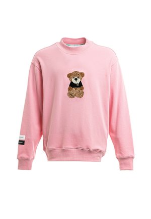 Sudadera rosa de manga larga con un oso de peluche con un suéter negro bordado en el centro delantero y una pequeña etiqueta en la manga izquierda.