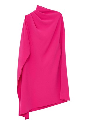 Asymetrické šaty v zářivě růžové barvě s dlouhými rukávy a splývavým vysokým límcem, s volným a plynulým střihem a zkoseným lemem.