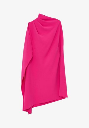 Asymetrické šaty v žiarivo ružovej farbe s dlhými rukávmi a splývavým vysokým golierom, s voľným, prúdiacim strihom a šikmým lemom.