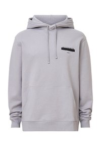 Lichtgrijze hoodie van zacht materiaal, met een voorzak, ribgebreide manchetten en een zwart logo op de borst. Verstelbare trekkoordkap.