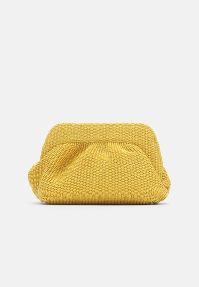 Pochette tissée jaune avec un motif texturé et une fermeture supérieure froncée, posée sur un fond clair uni.