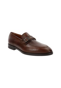 Mocassin pour homme en cuir marron avec une bride à boucle argentée et une semelle noire, incliné à droite sur un fond blanc.
