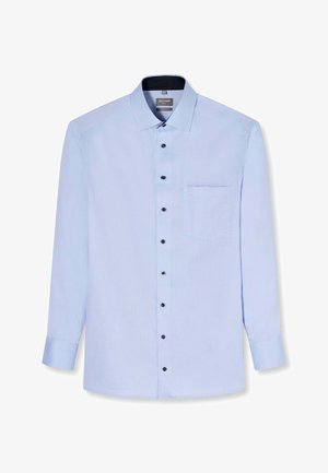 Chemise habillée pour homme à manches longues de couleur bleu clair, avec des boutons noirs, une poche poitrine avant gauche, et un col droit.