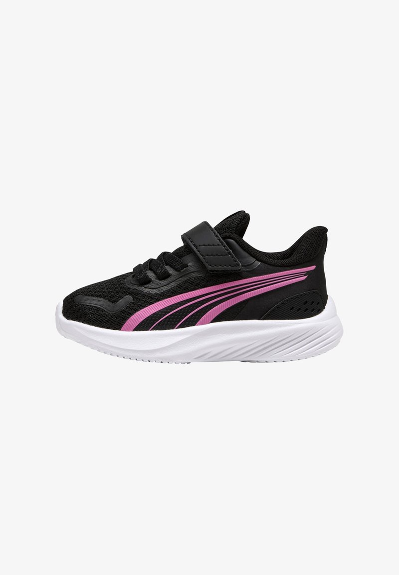 Chaussure de sport noire avec des rayures latérales roses, semelle blanche coussinée, tige en mesh, lacets et fermeture à bande Velcro noire.