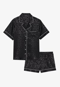 Ensemble de pyjama à imprimé léopard noir comprenant une chemise à boutons à manches courtes avec des bordures blanches et un short assorti avec une taille élastique.