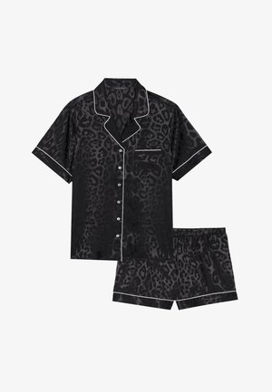 Conjunto de pijama con estampado de leopardo negro que incluye una camisa de botones de manga corta con ribetes blancos y pantalones cortos a juego con una cintura elástica.