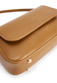 Borsa a tracolla in pelle marrone chiaro con chiusura a patta, angoli arrotondati e dettagli in hardware dorato. Texture liscia con cuciture decorative.