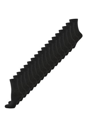 Czarne skarpetki, sięgające do kostek, ułożone w diagonalną linię, ukazujące gładką fakturę, jednolitą wysokość i prosty wzór.
