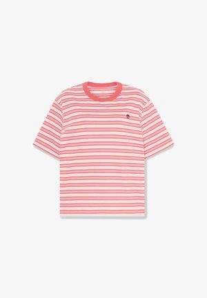 Vaaleanpunainen t-paita, jossa on vaakasuorat punaiset ja valkoiset raidat, pyöreä pääntie ja lyhyet hihat. Pienikokoinen logo rinnan kohdalla.