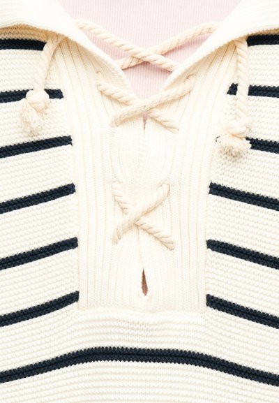 Πουλόβερ πλεκτό σε κρεμ χρώμα με οριζόντιες μπλε ναυτικές ρίγες, που διαθέτει μπροστινό μέρος με κορδόνια τύπου σχοινί και φούντες στα άκρα.