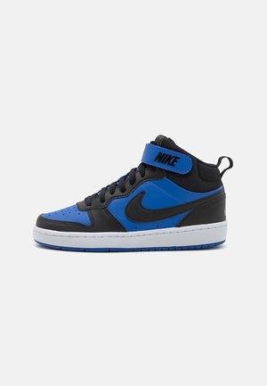 Buty Nike mid-top w kolorze niebieskim i czarnym z białą podeszwą, czarnym logo Nike swoosh, czarnymi sznurowadłami, niebieskim paskiem z czarnym logo Nike oraz pętelką na pięcie.
