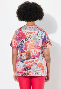 Multikleurige graphic t-shirt met verschillende tekstpatronen en ontwerpen. Korte mouwen, ronde halslijn en eenRelaxte pasvorm. Gemengde katoenstof.