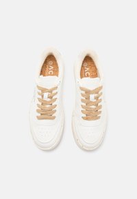 Weißer Sneaker mit einem strukturierten Leder-Obermaterial, beigen Schnürsenkeln, Korkeinlage und runder Zehenpartie. Verfügt über Perforationen und ein dezentes Branding an der Seite.