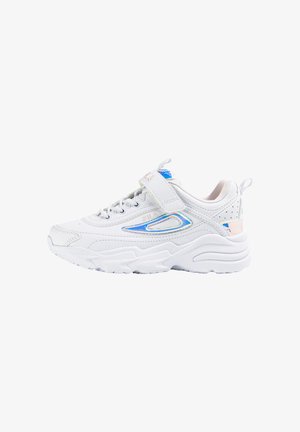 Baskets blanches de sport avec une semelle épaisse, des détails irisés bleus, fermeture à lacets sur le devant et une bande à scratch sur le dessus.