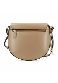 Helle Leder-Crossbody-Tasche mit runder Form, Reißverschluss, geprägtem Logo und verstellbarem Tragegurt mit metallic-akzent.