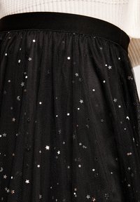 Apricot STARS HANKY  - Gonna a campana - black