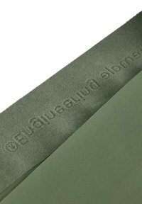 Matte olivengrøn yogamåtte med en tekstureret overflade og prægede logo. Glat underside for stabilitet under brug.