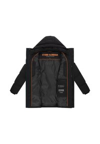 Melnā pildīta jakā ar oranžu akcentu iekšpusi. Ar kapuci, vairākiem kabatām un logo, kurā rakstīts "STONE HARBOUR" iekšpusē.