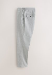 Pantalon gris clair avec une seule poche arrière à rabat boutonné, taille élastique et coupe droite.