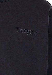 Sort sweatshirt med et struktureret stof og en let løs pasform. Fronten viser et prægede logo med teksten "Dropsike."