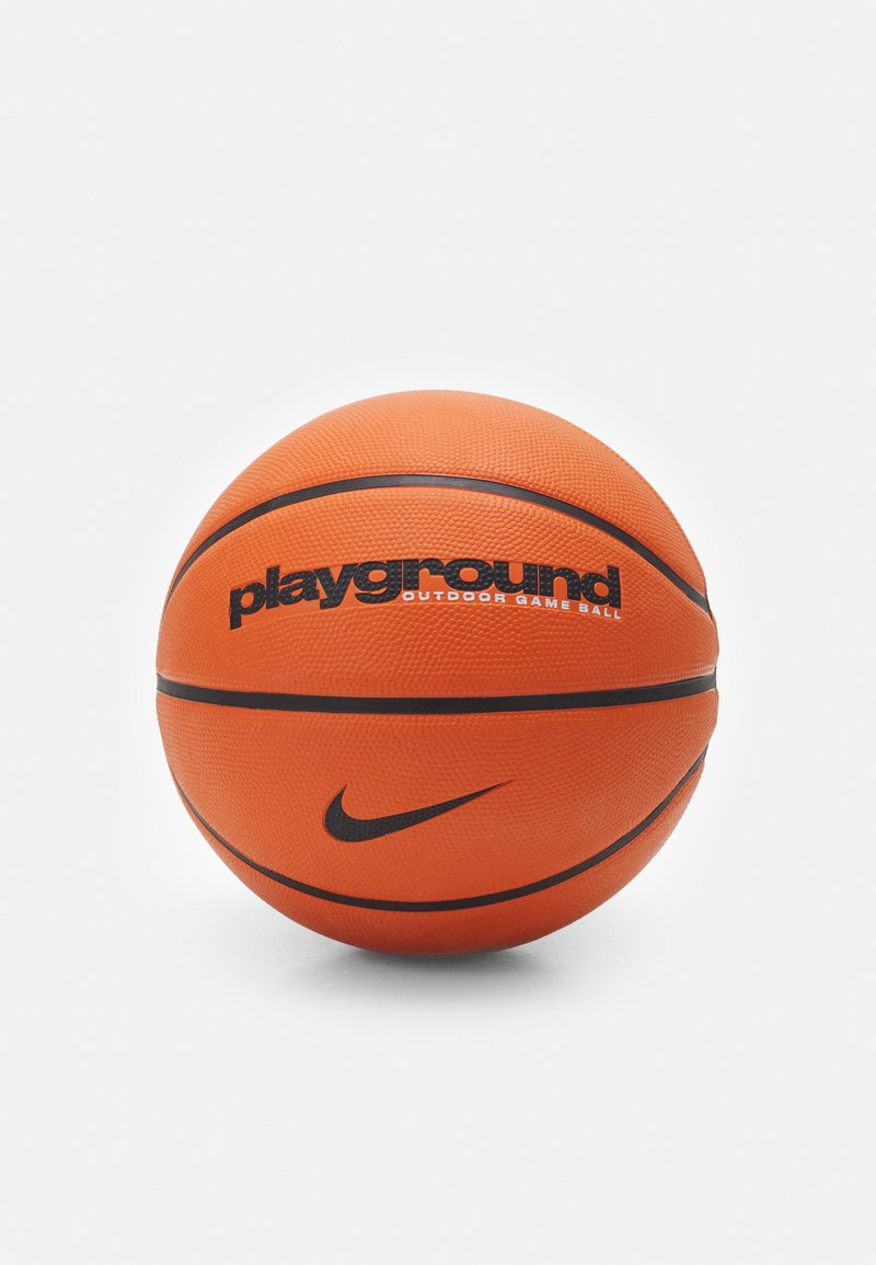 Balón de baloncesto naranja con superficie texturizada, que presenta líneas de acento negras y la marca "playground OUTDOOR GAME BALL" junto al logo de Nike.