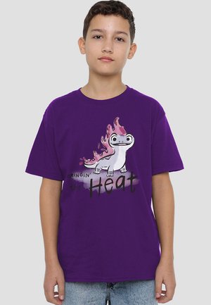 Lila Baumwoll-T-Shirt mit einem Grafikdruck eines Cartoon-Charakters mit Flammen, der Text lautet "Bringin' the Heat", normale Passform, kurze Ärmel.