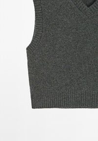 Donkergrijze gebreide vest met een V-hals, geribbelde randen en een getailleerde stijl. Geen mouwen, met een gladde textuur en minimale detailing.