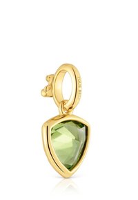 Złota zawieszka z trójkątnym, fasetowanym jasnozielonym kamieniem szlachetnym. Zawiera okrągłą zapinkę z subtelnym, wytłoczonym logo.
