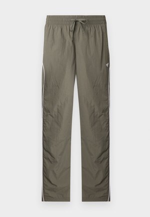 Lekkie zielone spodnie dresowe w kolorze oliwkowym z elastycznym pasem, sznurkiem, białymi paskami po bokach oraz małym logo motyla na prawej udzie.