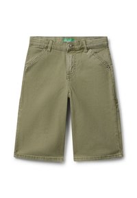Pantaloni corti verde oliva fino al ginocchio con chiusura a bottone e zip, tasche laterali, passanti per cintura e dettagli cuciti.