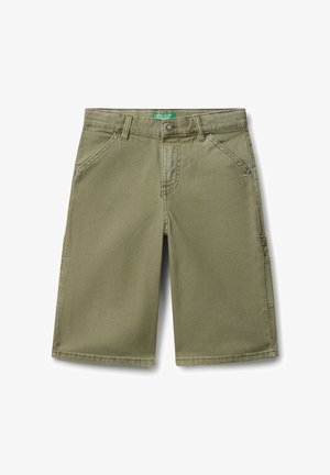 Pantaloni corti verde oliva fino al ginocchio con chiusura a bottone e zip, tasche laterali, passanti per cintura e dettagli cuciti.