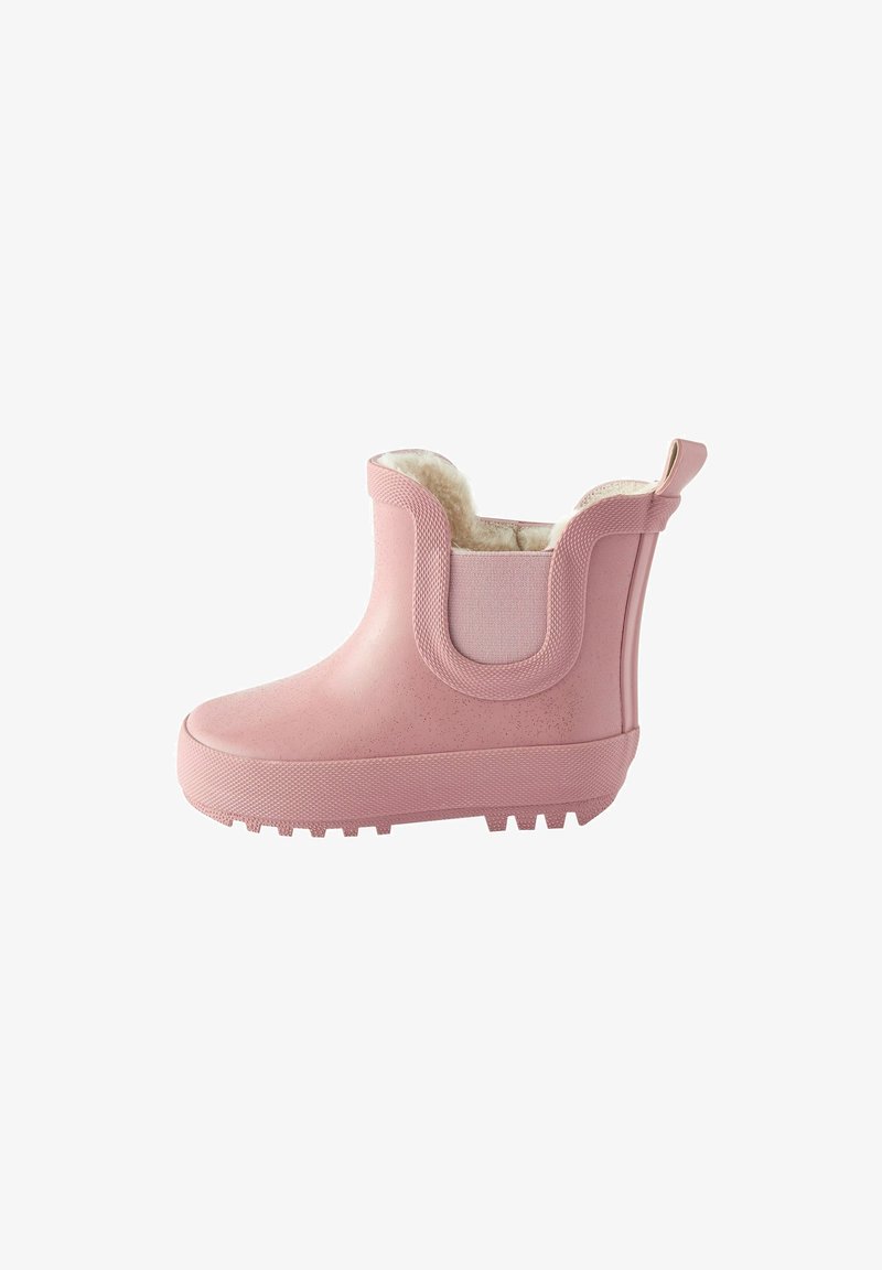 Botte en caoutchouc rose avec une finition texturée, doublure en fausse fourrure douce, panneau latéral élastique, talon renforcé et semelle à motifs pour une bonne adhérence.