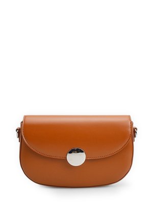 Borsa a tracolla in pelle marrone con patta arrotondata e chiusura circolare argento sul davanti su sfondo bianco.