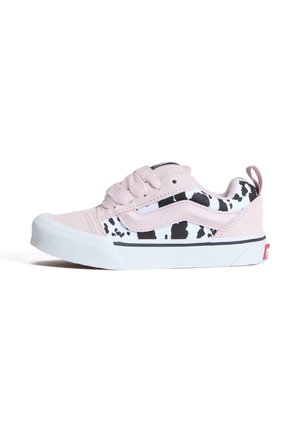 Niski sneaker z różowego zamszu, czarno-białej tkaniny w wzór krowy, białą gumową podeszwą i różowymi sznurowadłami.