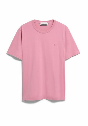 Schlichtes, rosa T-Shirt mit kurzen Ärmeln und rundem Ausschnitt, mit einem kleinen, auf der linken Brust eingestickten Logo und einem Markenetikett im Krageninneren.