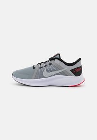 Nike Performance QUEST 4 - Väglöparskor - light smoke grey/black/siren red/white