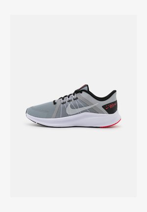 Nike Performance QUEST 4 - Hardloopschoenen voor op de weg - light smoke grey/black/siren red/white