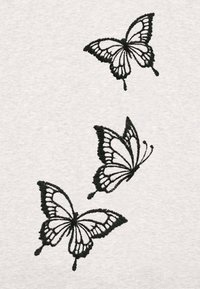 Farfalline nere ricamate su un tessuto grigio chiaro, che mettono in mostra ali e struttura corporea dettagliate, con tre farfalle disposte in posizioni diverse.