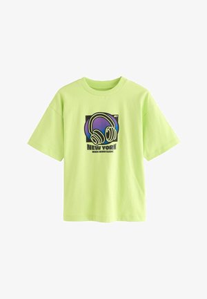 Hellgrünes Kurzarm-T-Shirt mit Graffiti von Kopfhörern und dem Text "New York Music Never Sleeps" in schwarzem und lila Design.