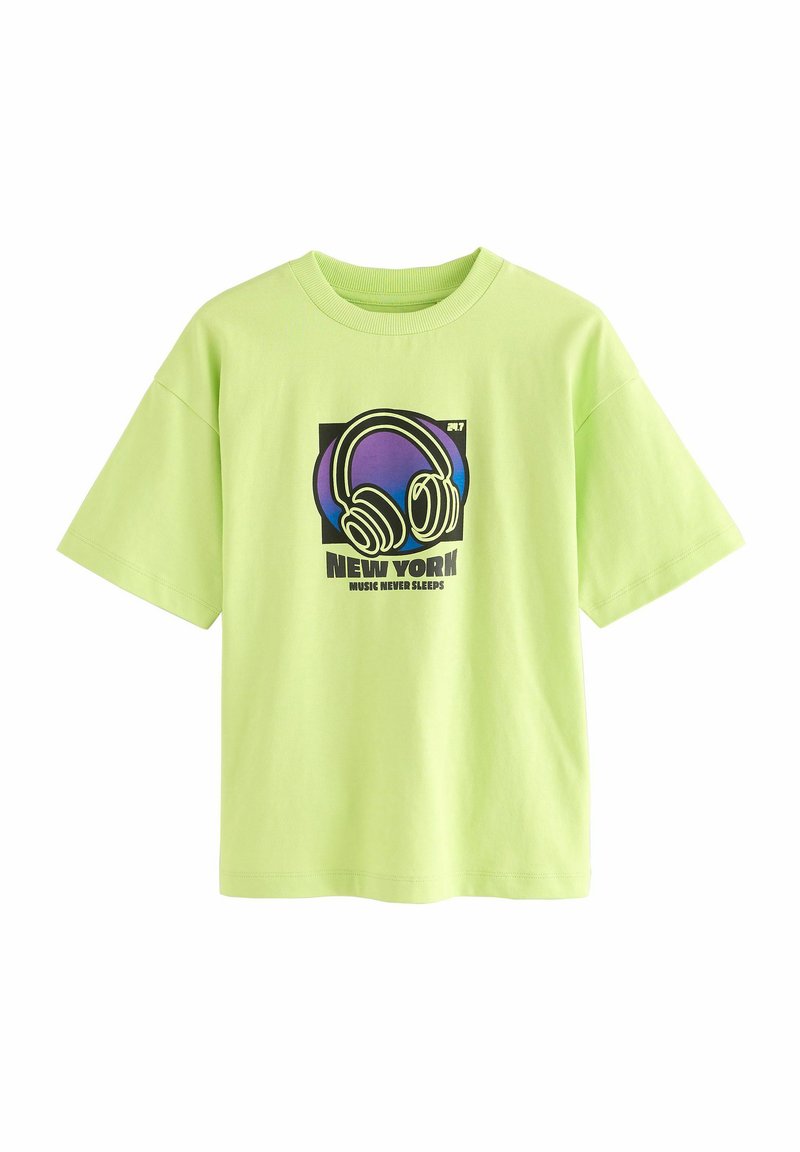 Ljusgrön kortärmad t-shirt med grafik av hörlurar och texten "New York Music Never Sleeps" i svart och lila design.