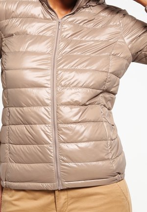 Beige pufferjack met een gladde, glanzende afwerking; beschikt over horizontaal doorgestikte secties, een ritssluiting aan de voorkant en een capuchon.